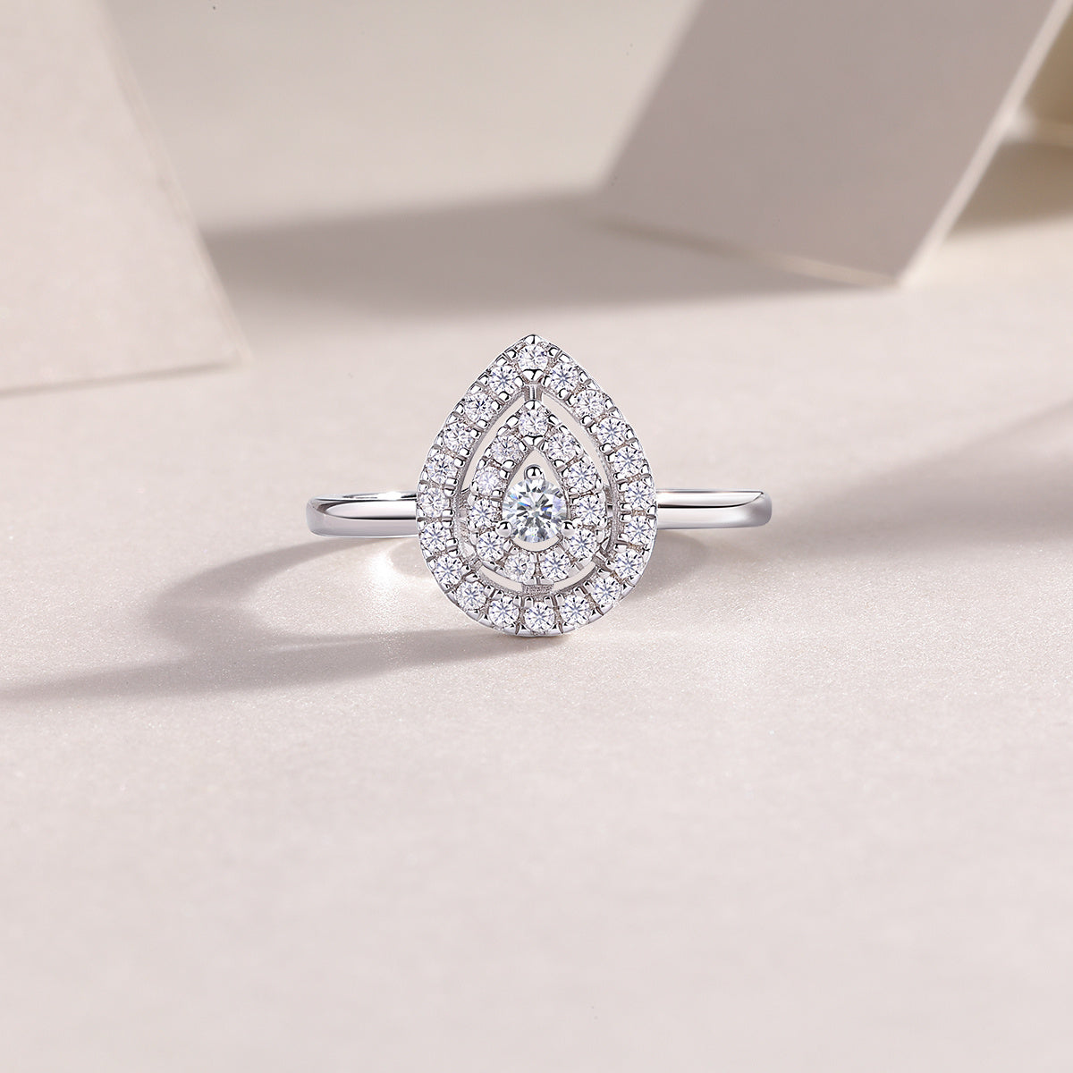 Luxury Ring with Moissanite and 925 Silver