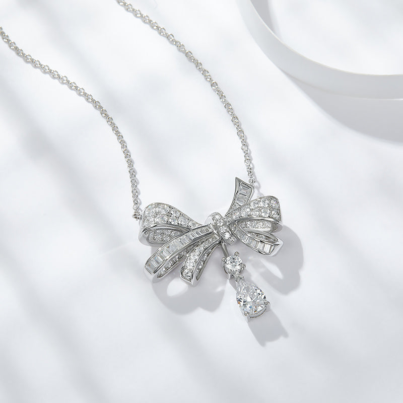 A Fashionable, Luxurious Jewelry Pendant Set with Moissanite 925 Sterling Silver