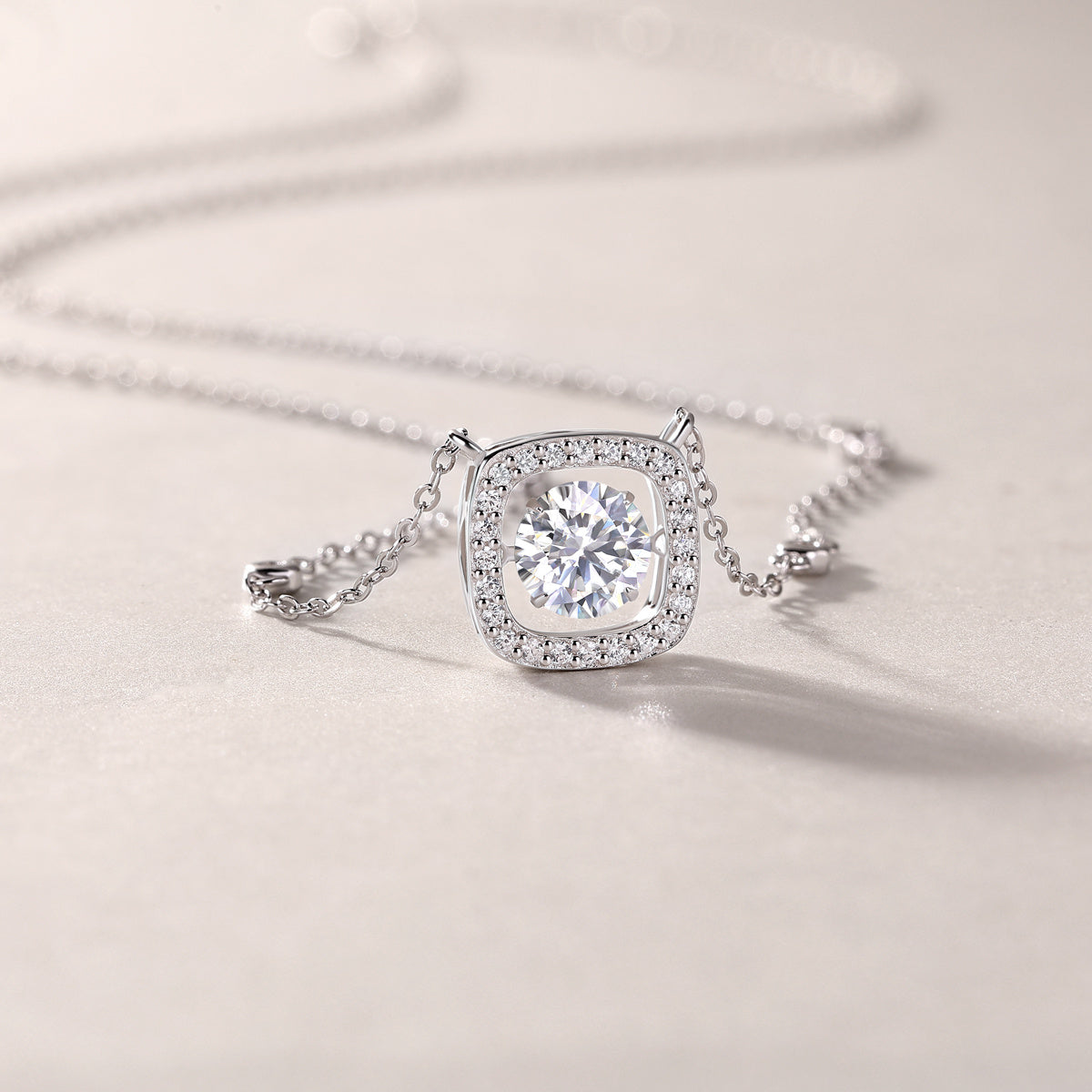 A Fashionable and Luxurious Jewelry Pendant Set With 1-carat Moissanite 925 Sterling Silver