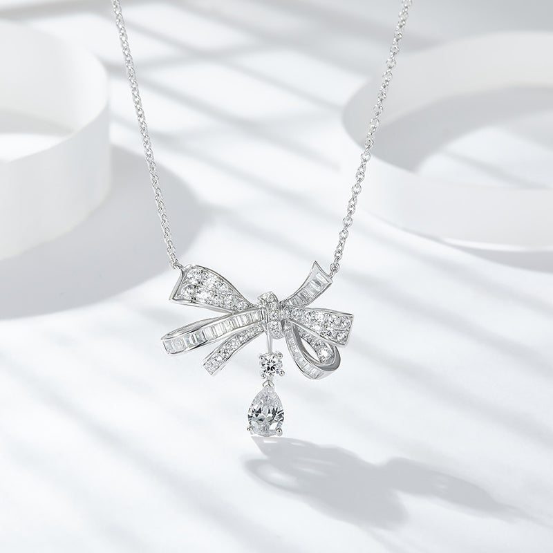 A Fashionable, Luxurious Jewelry Pendant Set with Moissanite 925 Sterling Silver