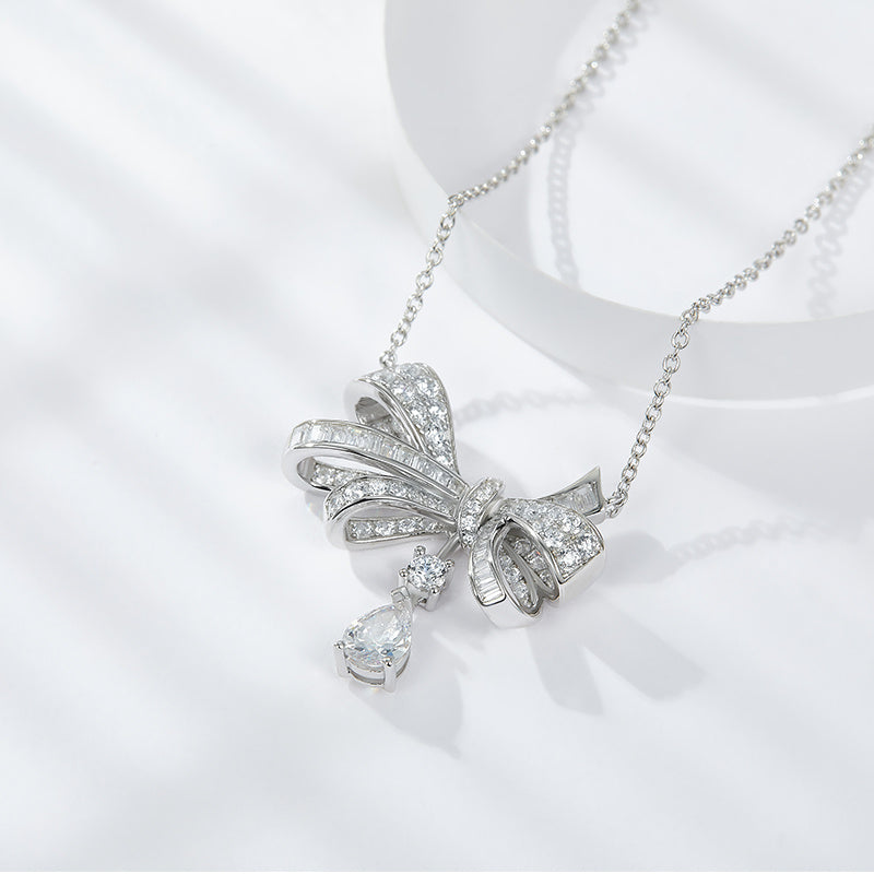 A Fashionable, Luxurious Jewelry Pendant Set with Moissanite 925 Sterling Silver
