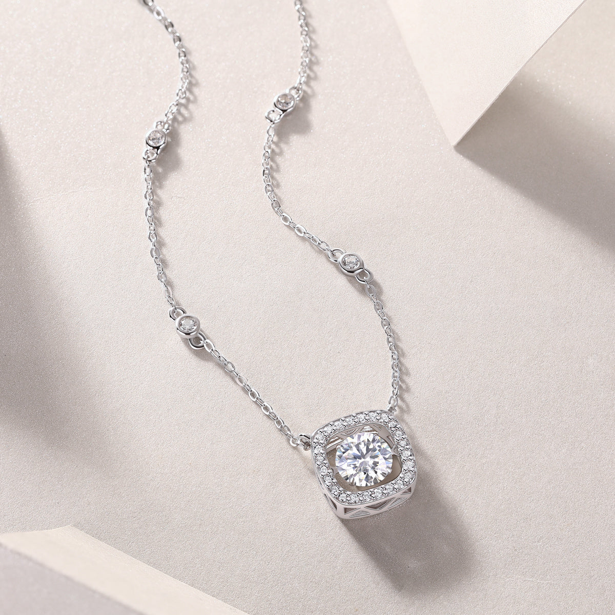 A Fashionable and Luxurious Jewelry Pendant Set With 1-carat Moissanite 925 Sterling Silver